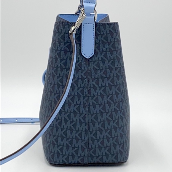 MICHAEL KORS SURI MEDIUM BUCKET MESSENGER LT SKY - Picture 3 of 15